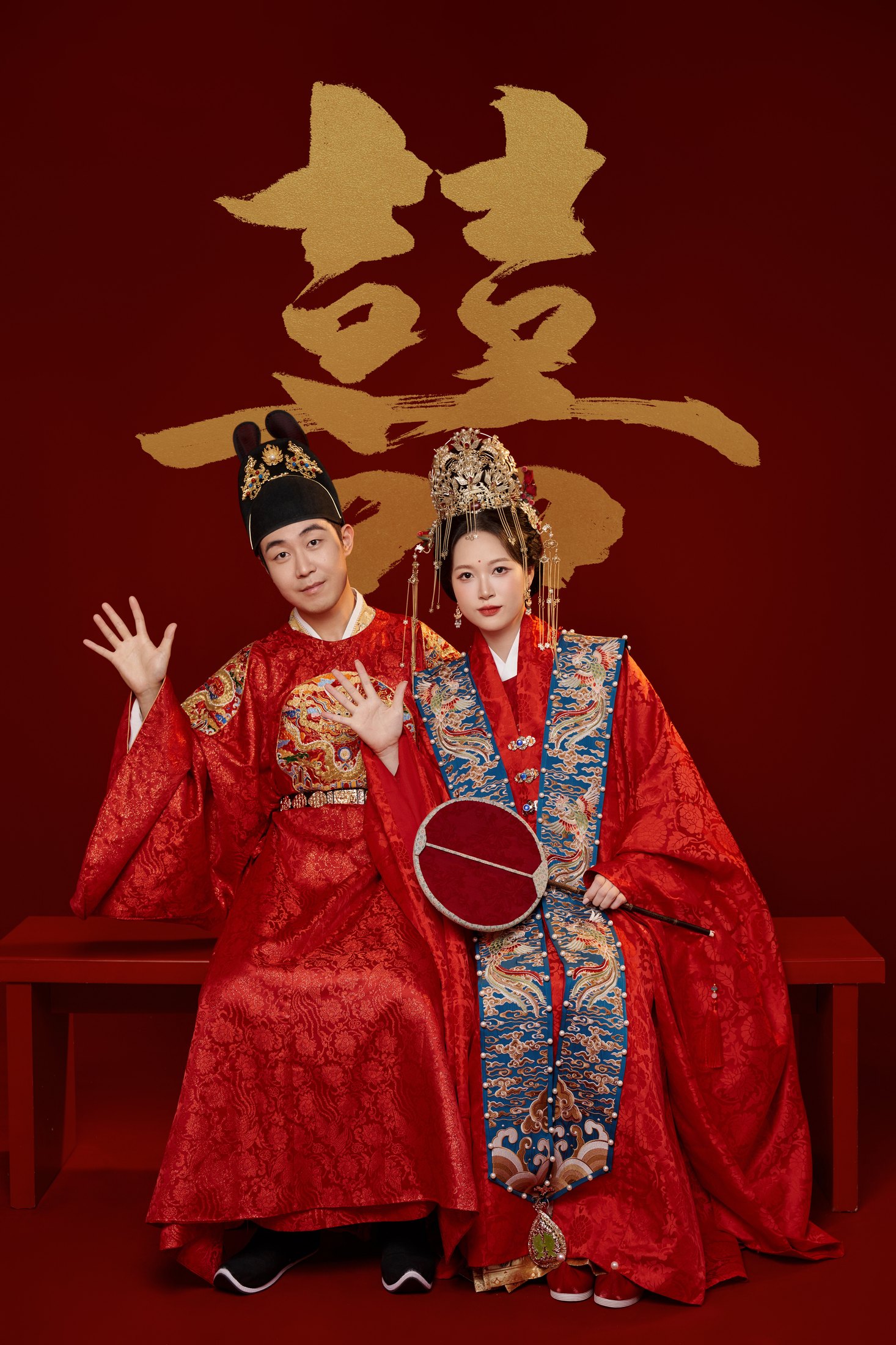 刘嘉昱与严丹雯身着中式婚服的合影